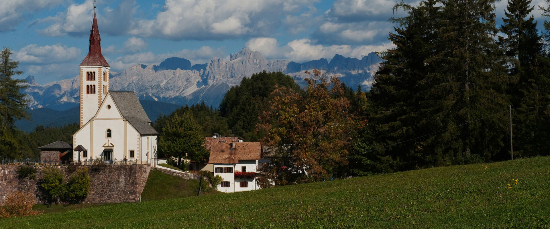Petersberg Pfarrkirche Petersberg mit Dolomiten im Hintergrund