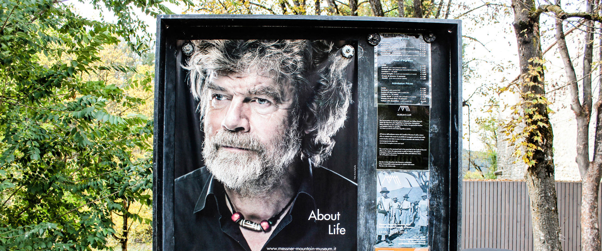 Reinhold Messner Foto von Reinhold Messner auf einem Plakat an der Bushaltestelle.