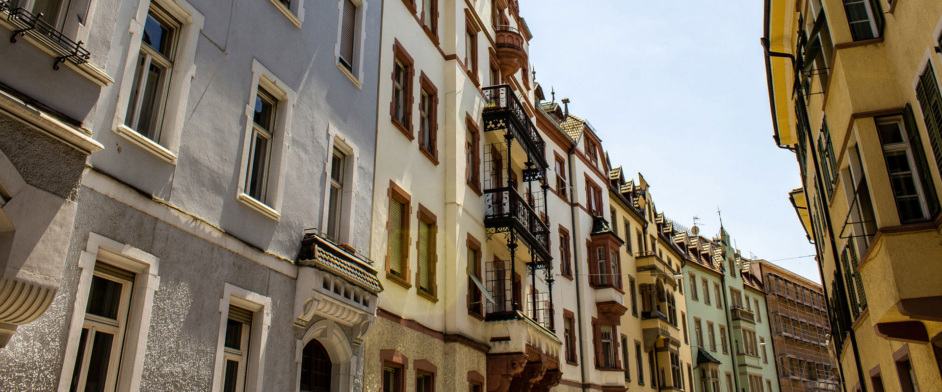 Bozner Lauben Blick auf die Häuser der engen Gassen der Bozner Altstadt.