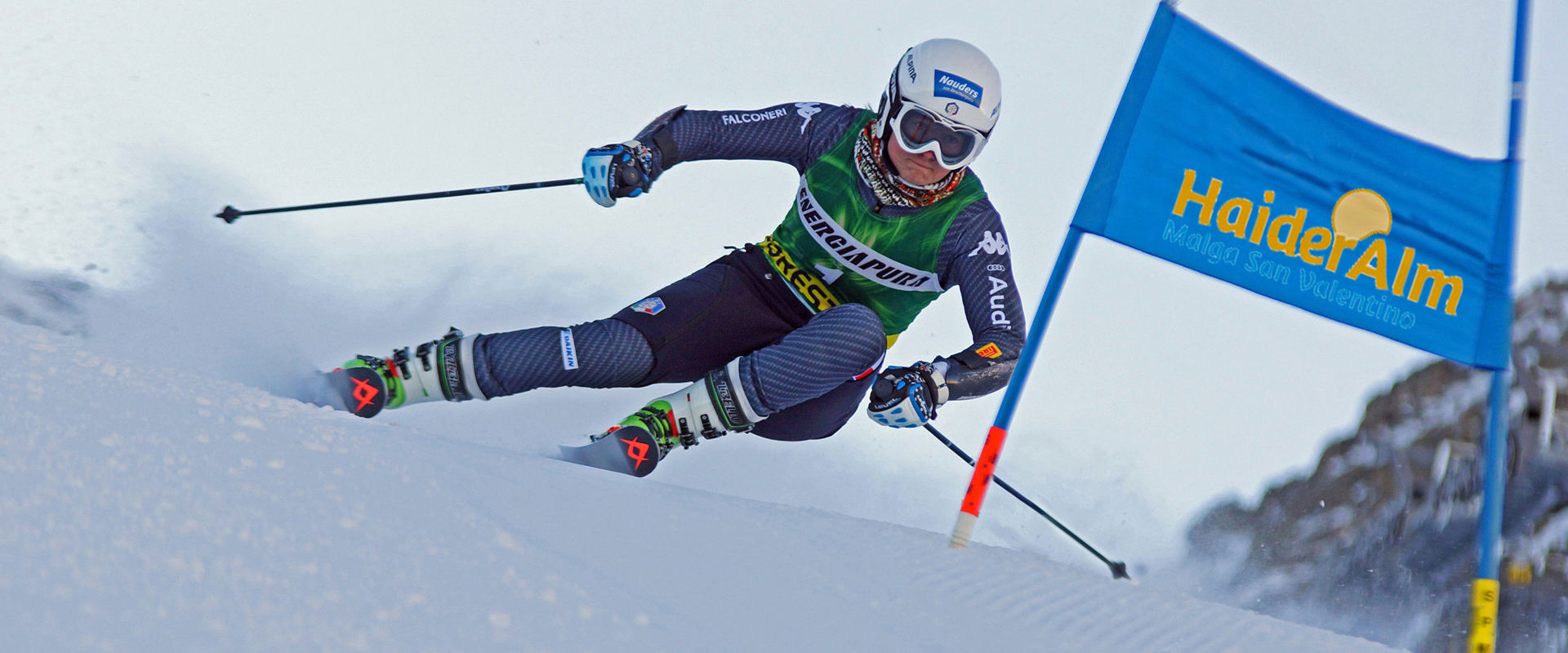 Skiwettkampf Skifahrer fährt die Piste hinunter.