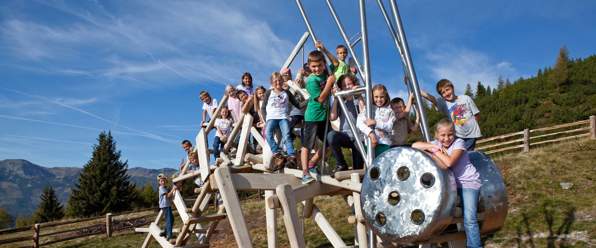 Urlesteig im Sarntal Kinder auf ein hölzernes Tiergerüst.