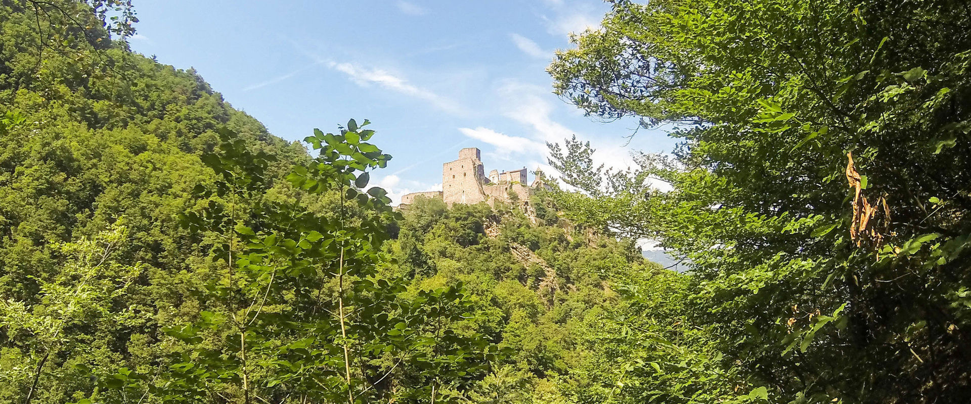 Foto der Burg Hocheppan von unten gesehen.