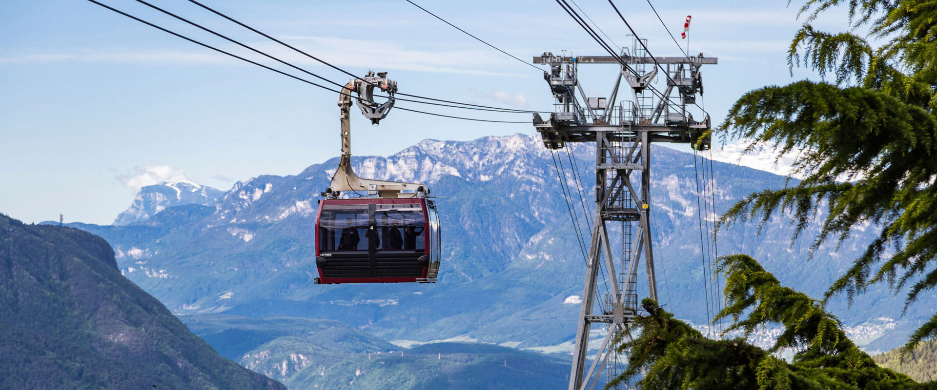 Rittner Seilbahn Seilbahn im Sommer mit Bergblick