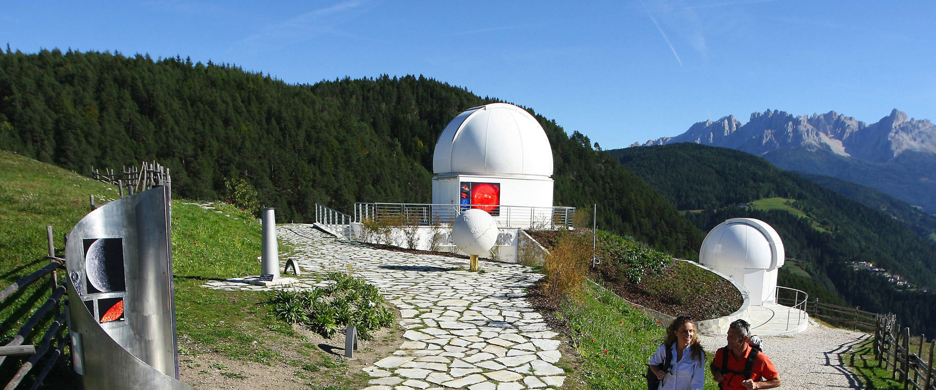 Die Sternenwarte Gummer Wanderer gehen an der Sternenwarte Gummer vorbei.