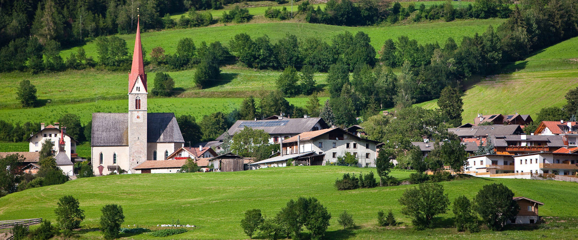 Freienfeld Freienfeld mit Pfarrkirche mitten im Grünen