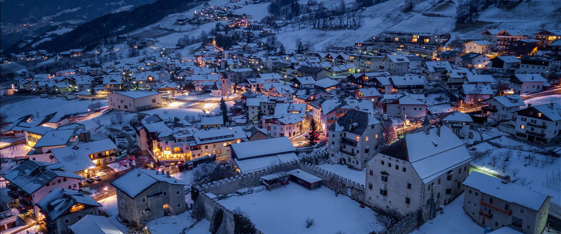 Feldthurns Feldthurns von oben bei Nacht & bei Schneefall