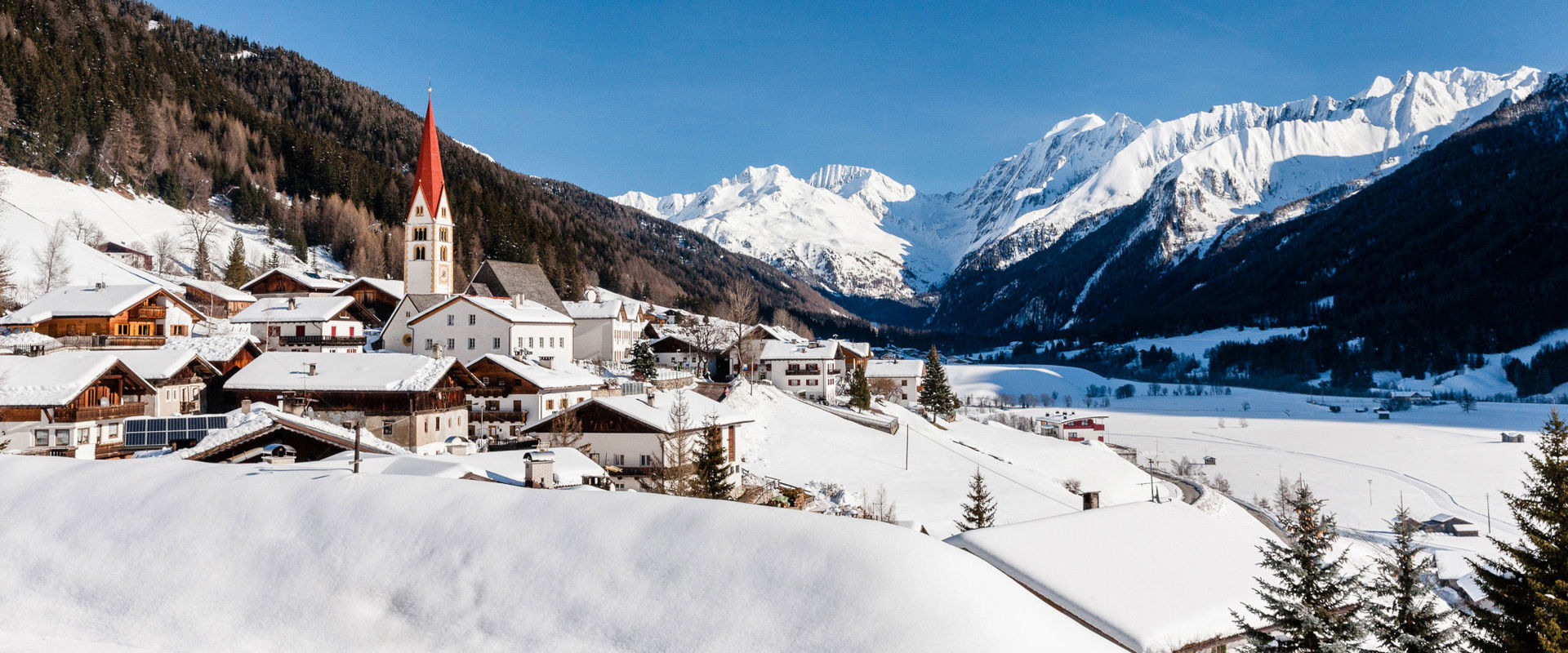 Pfitsch Kematen im Pfitschtal im Winter mit Blick auf verschneite Berge