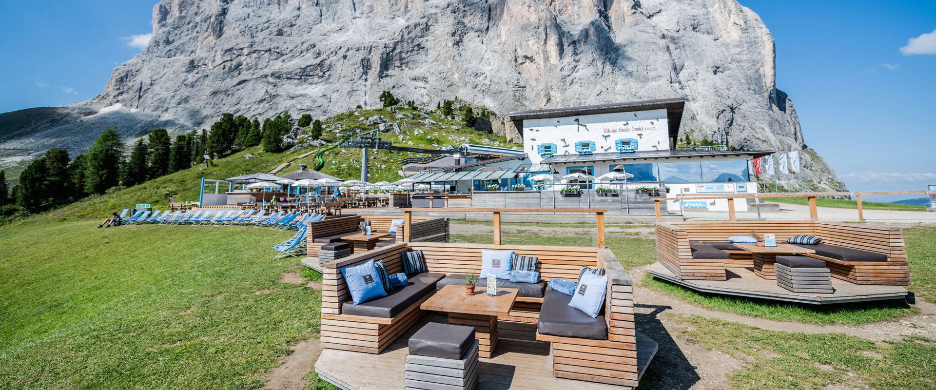 Comici-Hütte in Gröden Blick auf die Comici-Hütte mit ihren blauen Fenstern im Sommer.