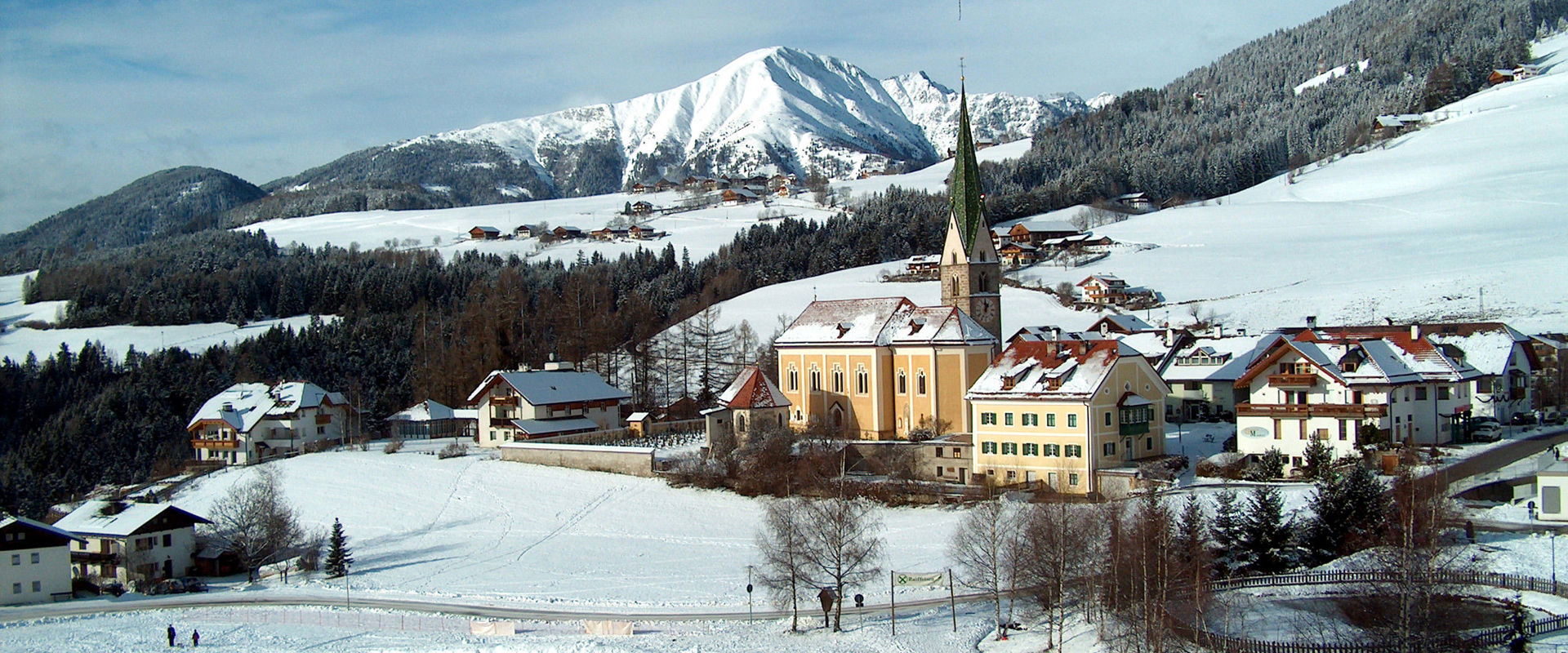 Blick auf Terenten mit Pfarrkirche im Winter