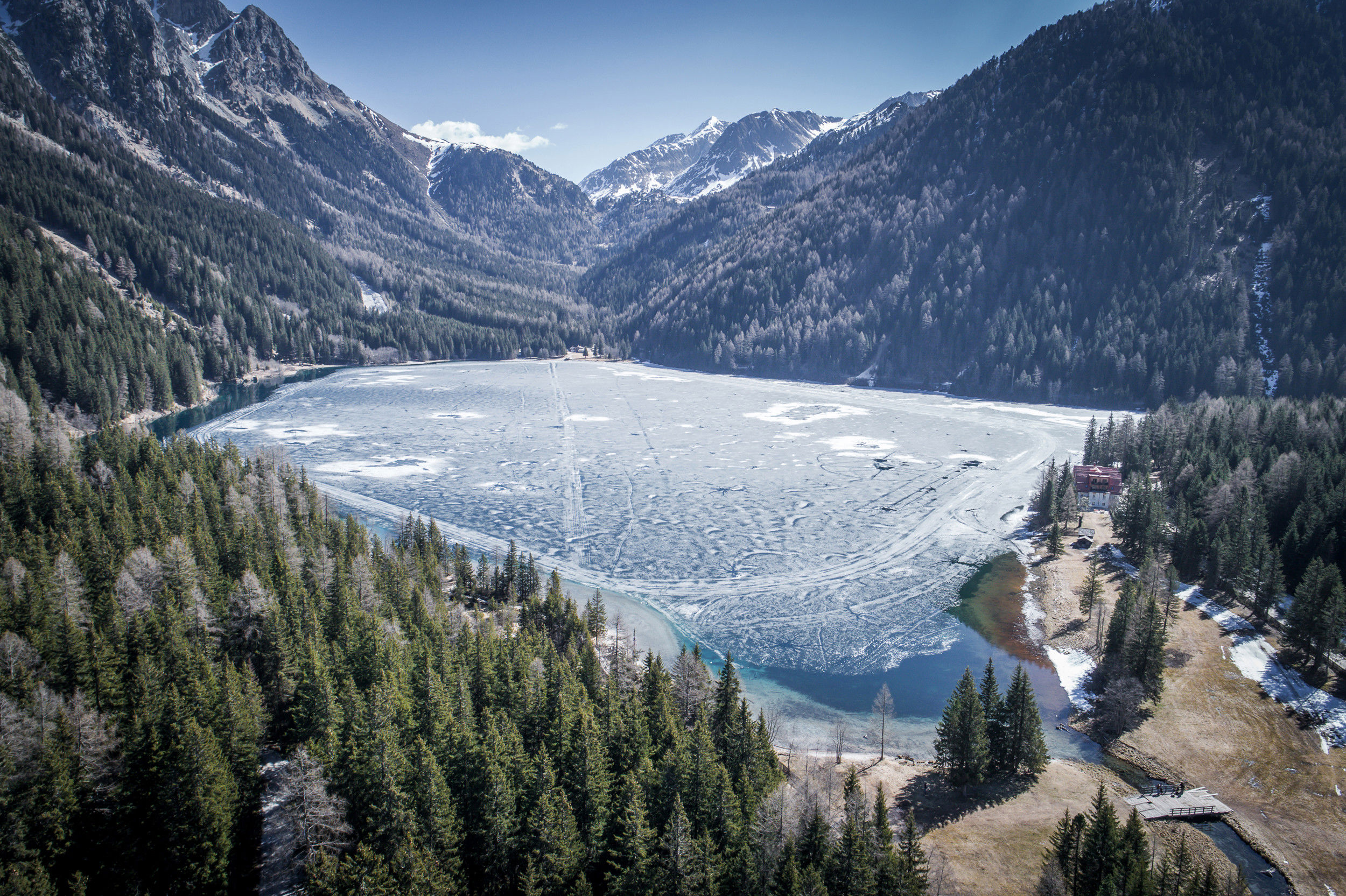 Vereister Bergsee im Winter.