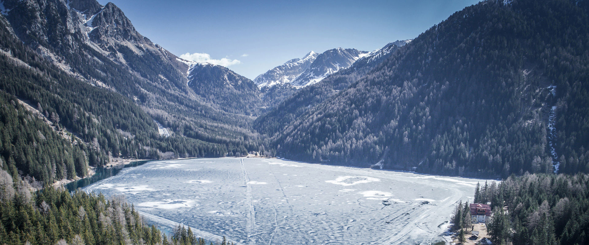 Antholzer See im Winter Vereister Bergsee im Winter.