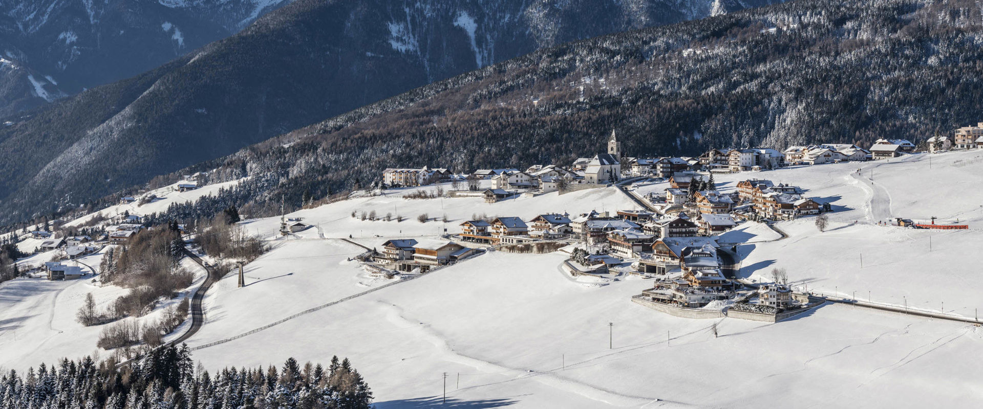 Meransen Dorfansicht Meransen mit Berglandschaft im Winter