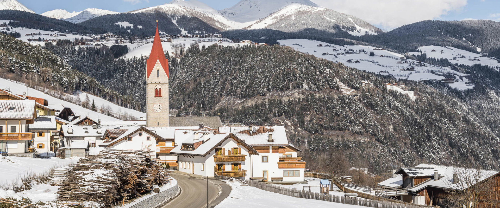 Spinges Blick auf Spinges mit Kirche im Winter