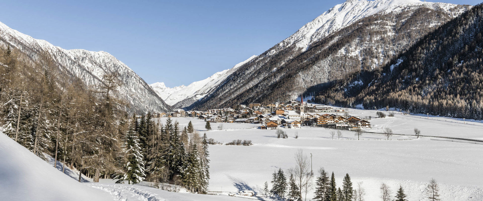 Vals Winterwanderweg in Vals mit Bergblick
