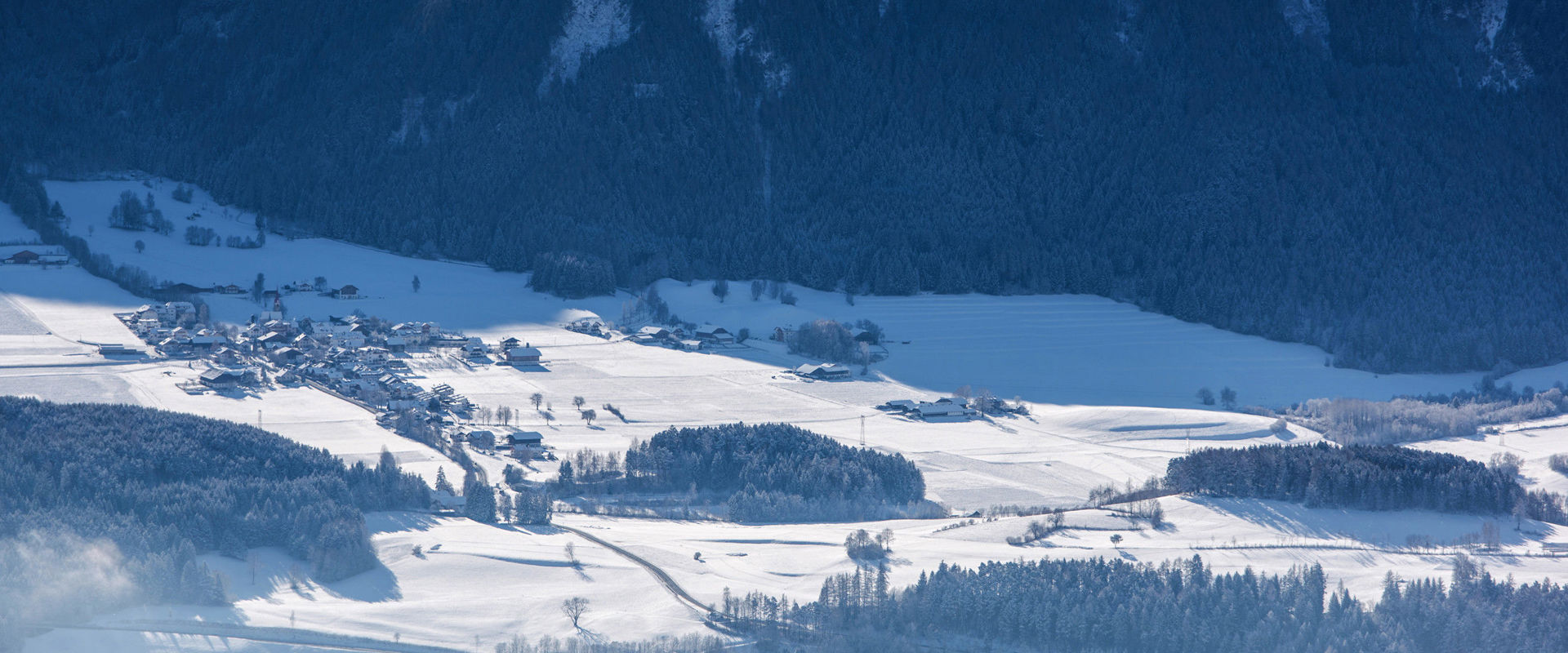 Blick auf Stefansdorf bei Bruneck im Winter
