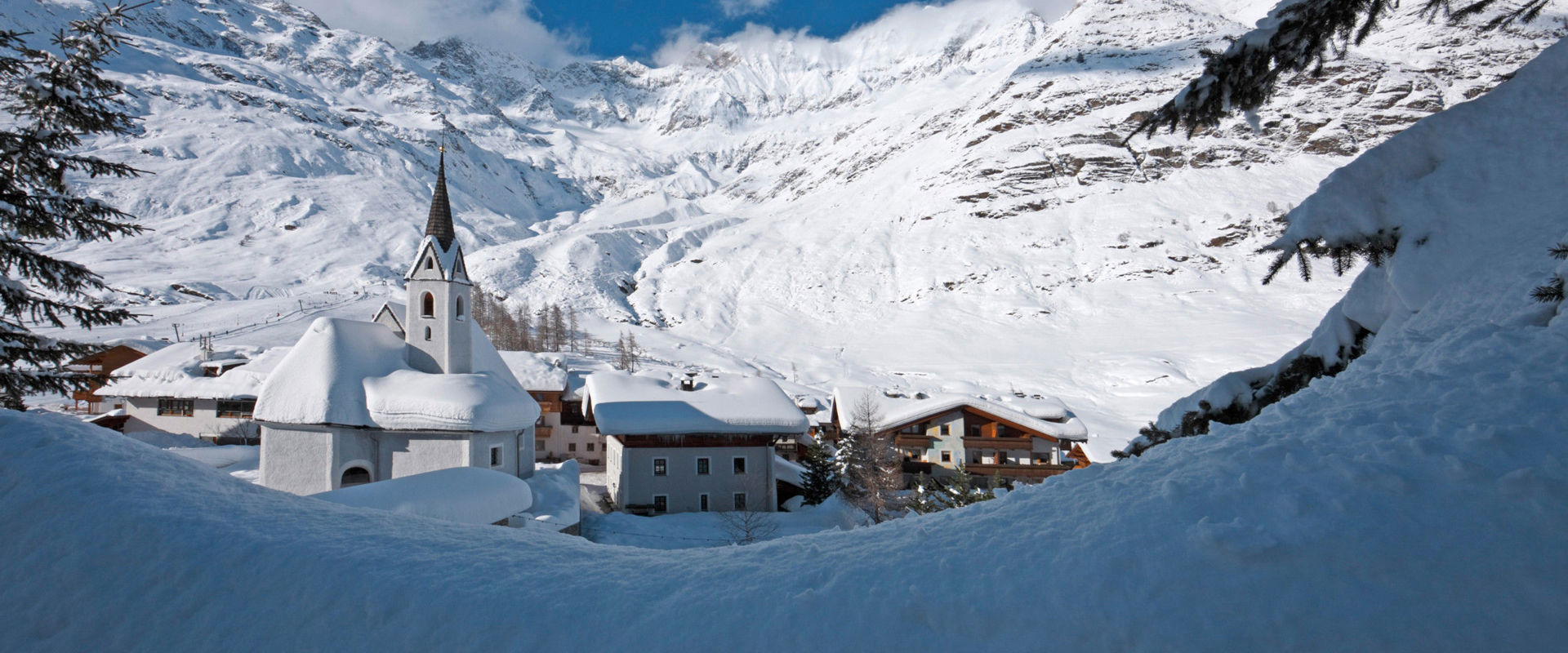 Das Bergdorf Pfelder Das idyllische Bergdorf Pfelders inmitten einer winterlichen Schneelandschaft.