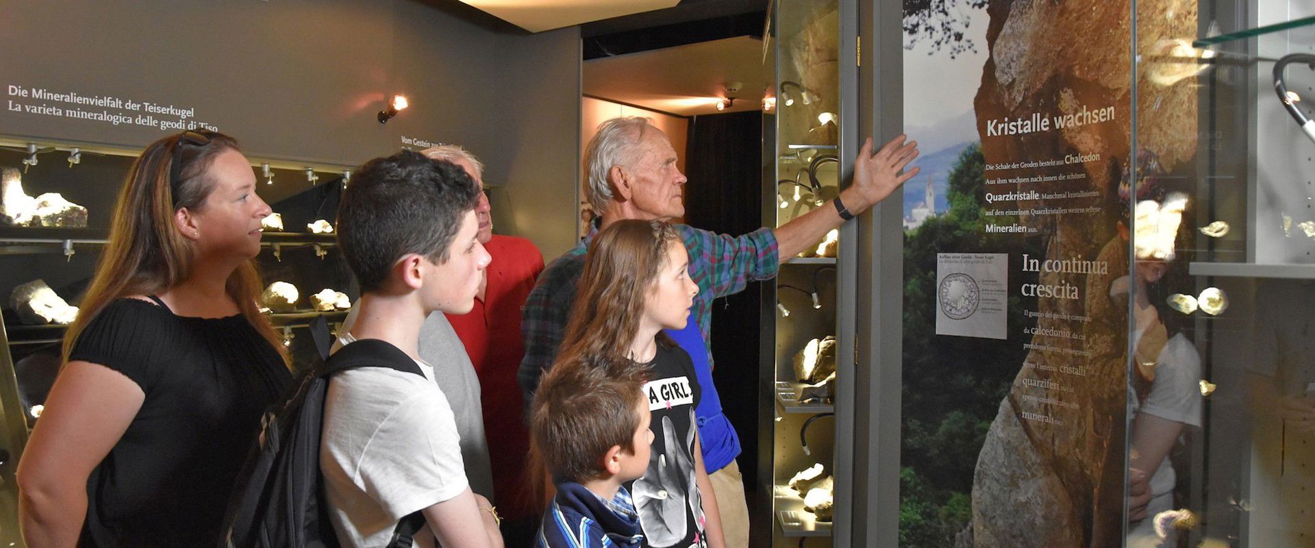 Gruppe betrachtet die Infotafeln im Museum.