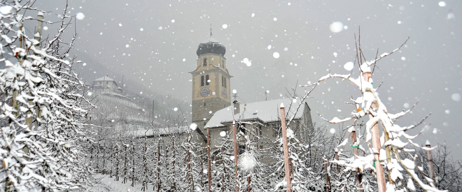 Riffian Schneeflocken fallen auf die Wallfahrtskirche "Zu den Sieben Schmerzen Mariens" in Riffian.