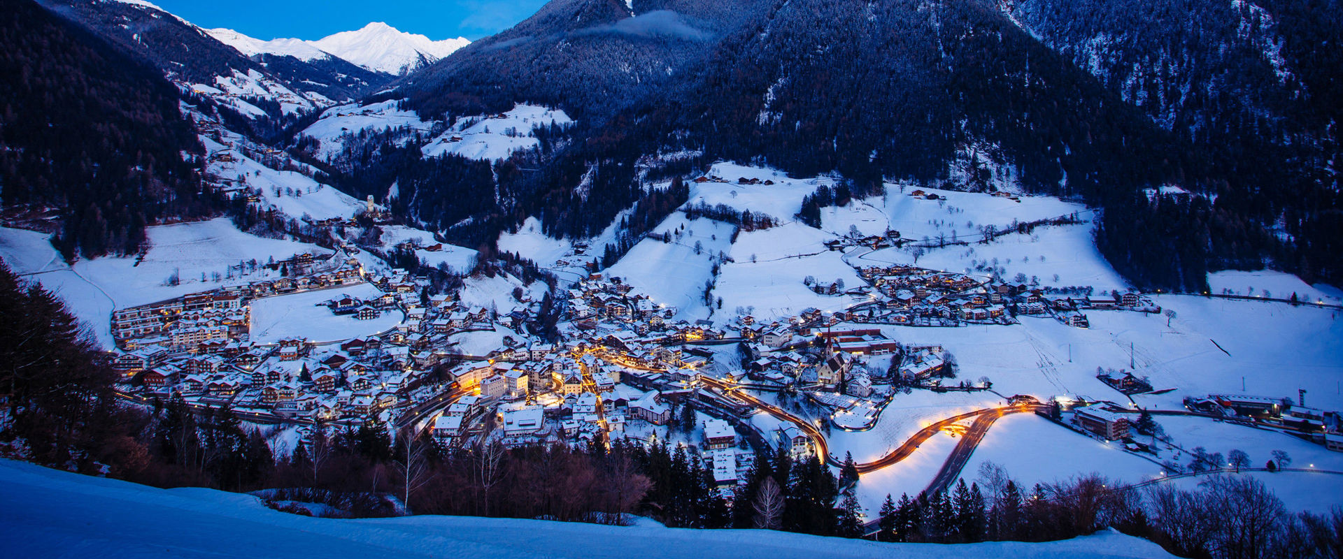 St. Leonhard in Passeier im Winter Blick auf das beschneite Tal und das Dorf St. Leonhard in Passeier.
