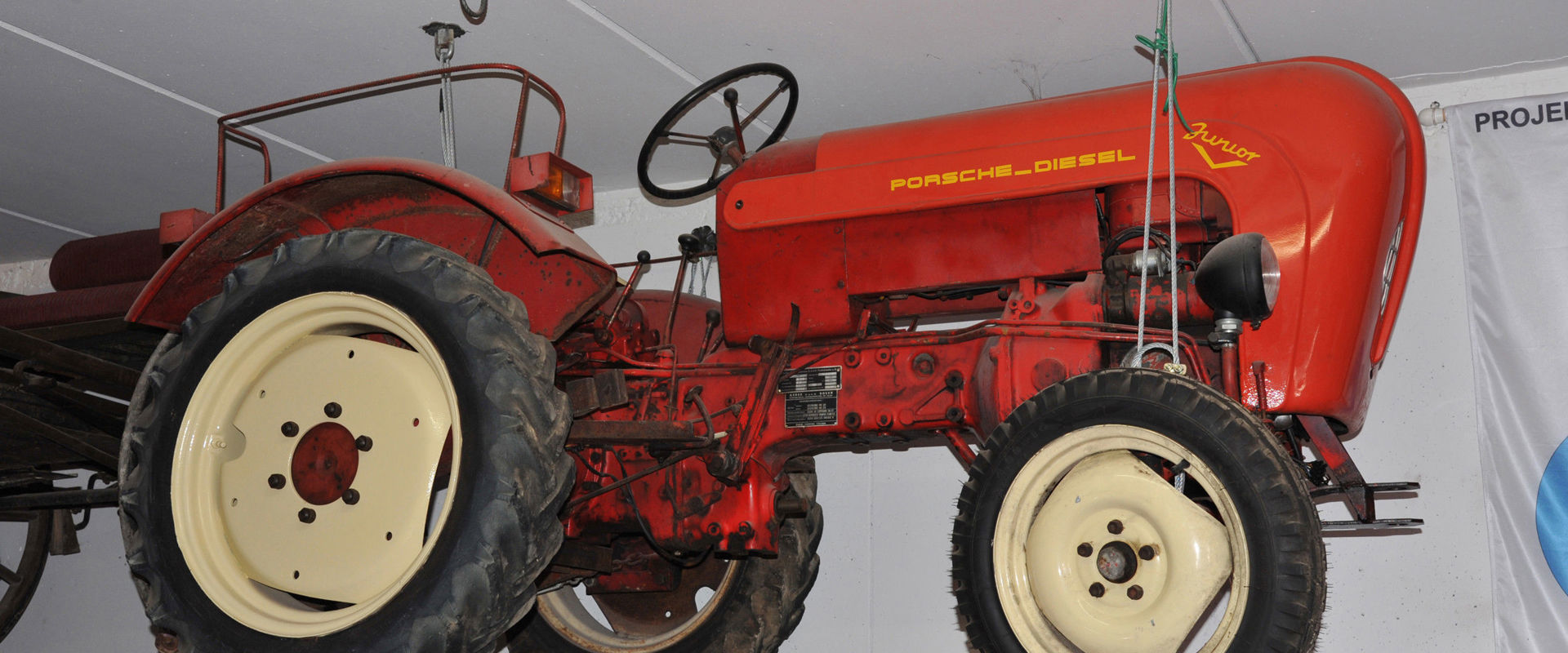 Ausstellung eines alten, roten Traktors.