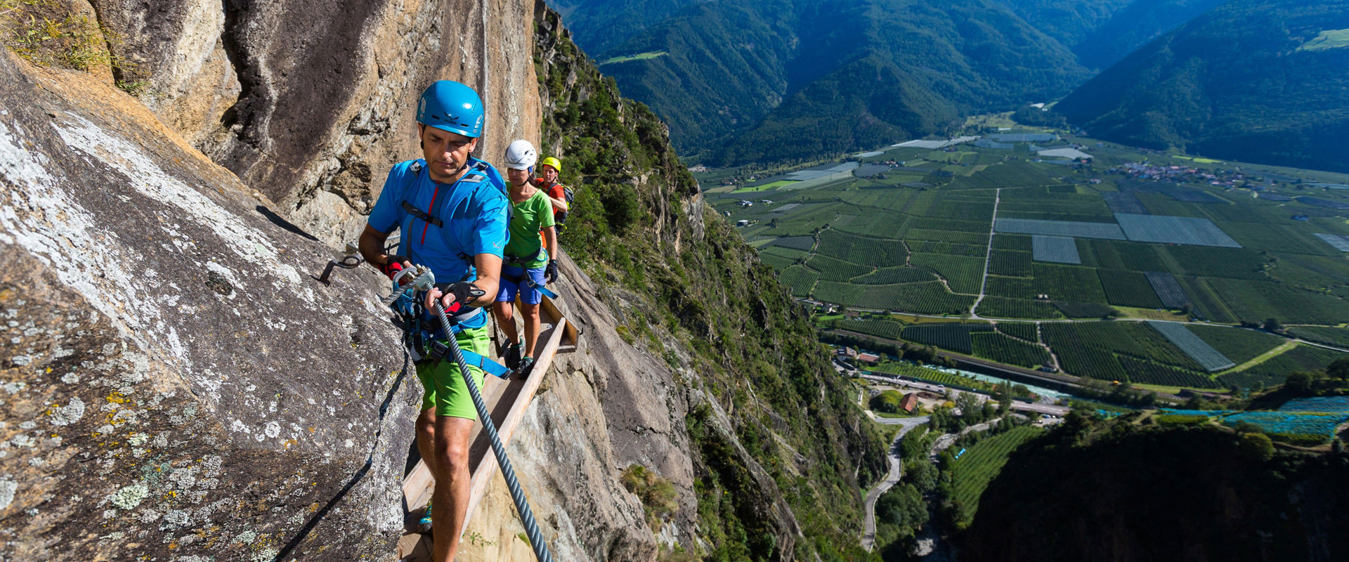 Eine kleine Gruppe geht den Hoachwool Klettersteig am Naturnser Sonnenberg.
