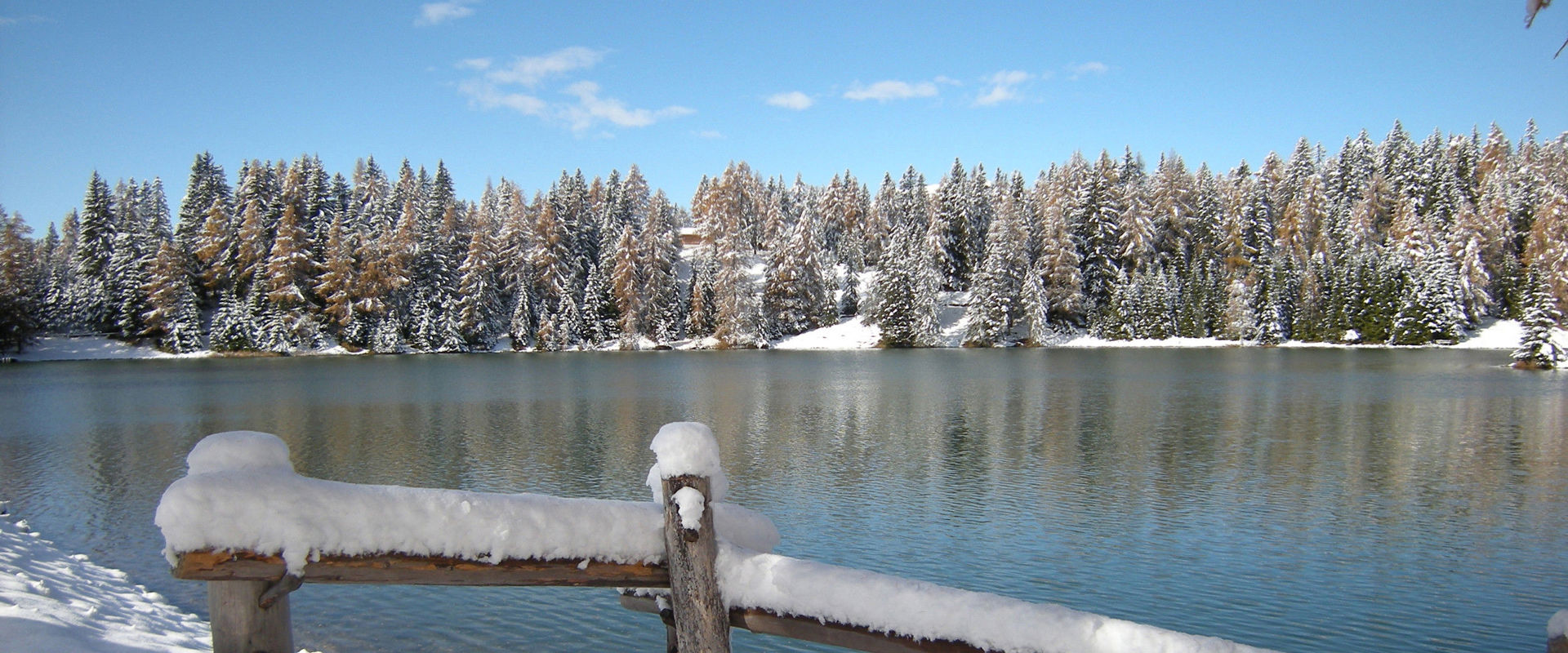 Felixer Weiher Der Felixer Weiher, auch Tretsee genannt und eine mit Schnee bedeckte winterliche Landschaft.