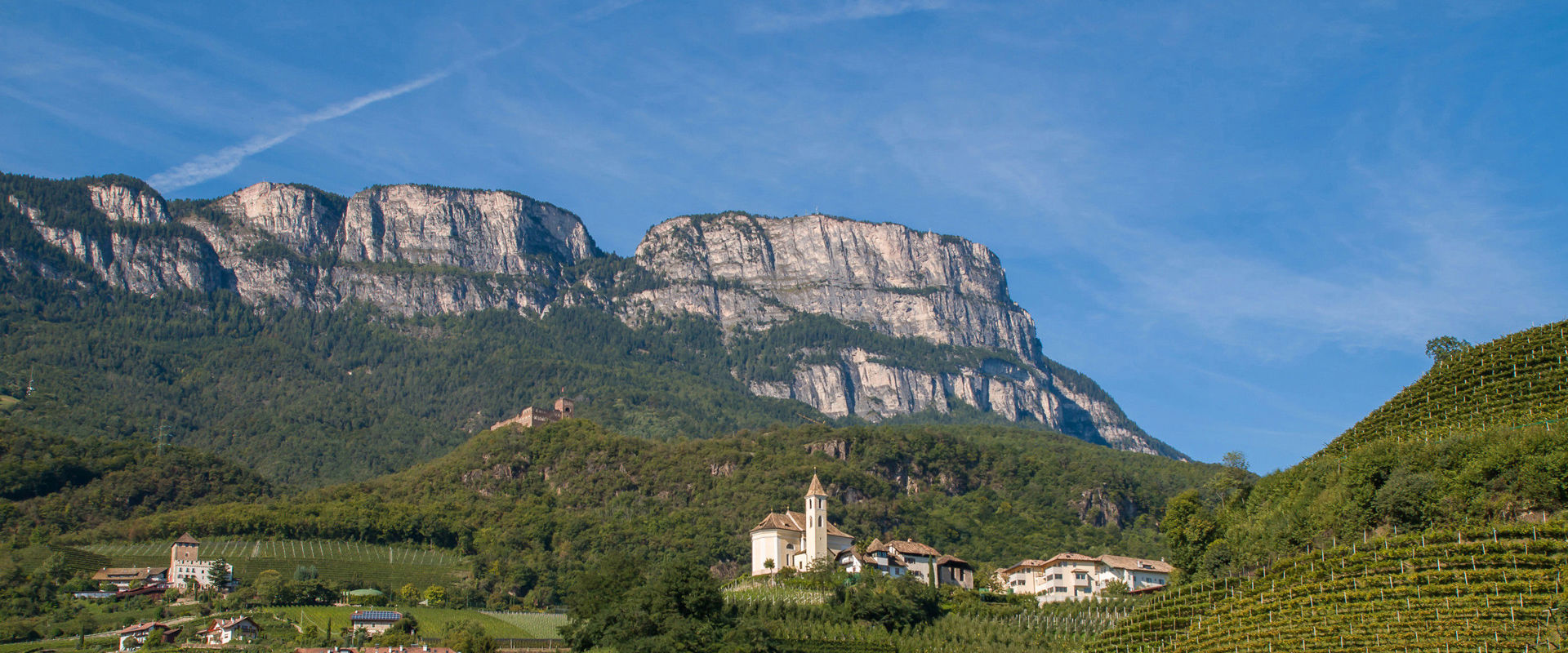 Gantkofl  Blick auf die Mendel zum Gantkofel, zu den Weinbergen und den kleinen Dörfern der Gegend.