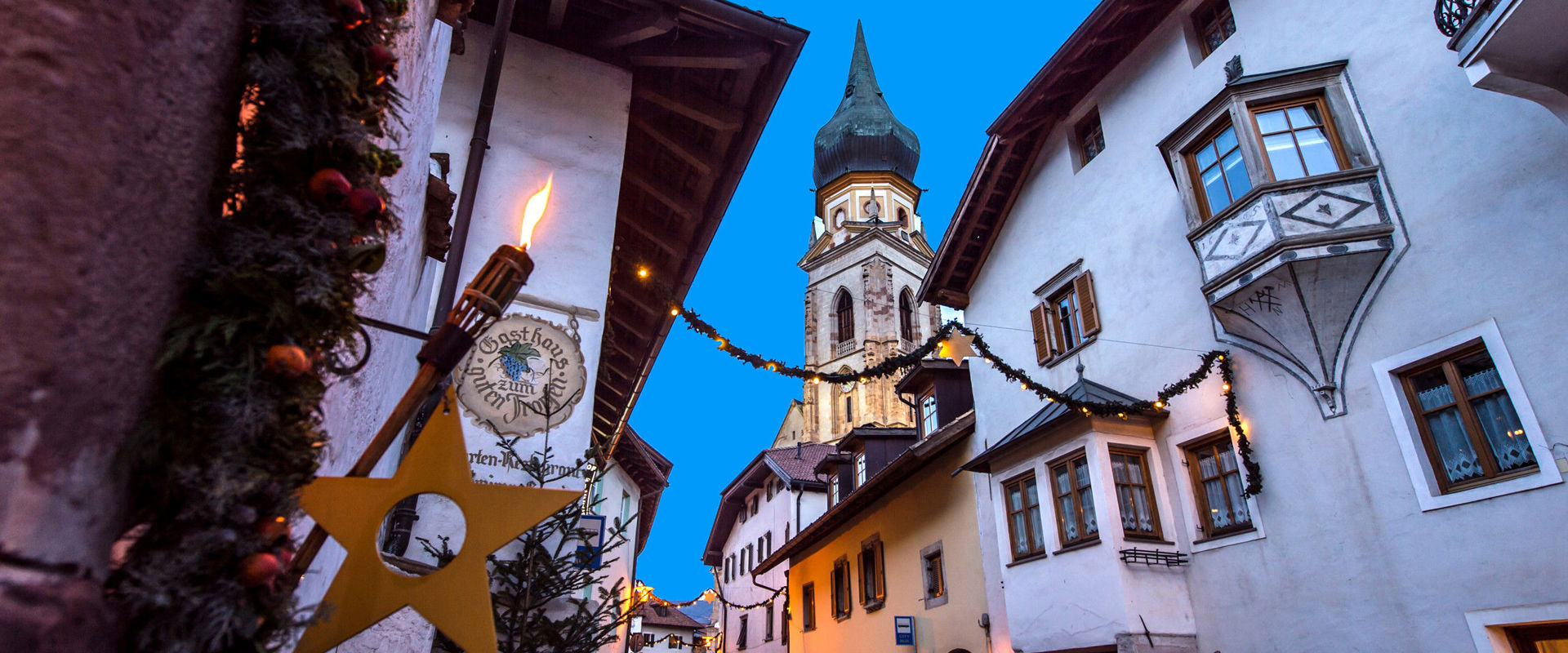 Weihnachtliche Atmosphäre in den Gassen von St. Pauls, geschmückt mit Tannen- und Kiefergirlanden, Lichter und Sterne.
