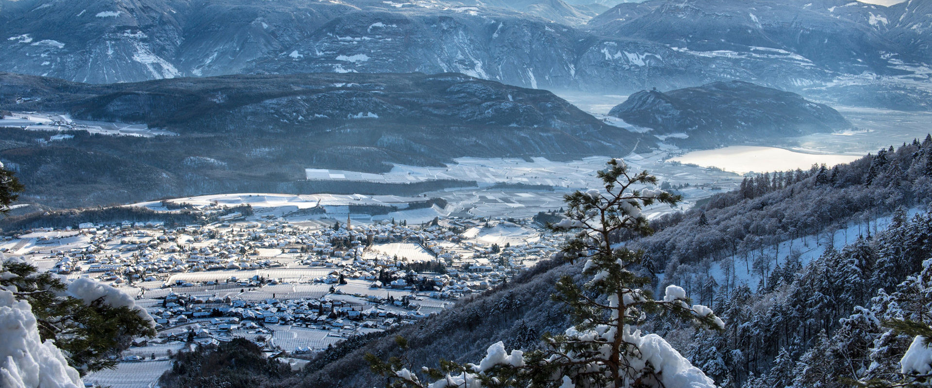 Kalterer See Winterliches Panoramafoto vom Kalterer See und Umgebung.