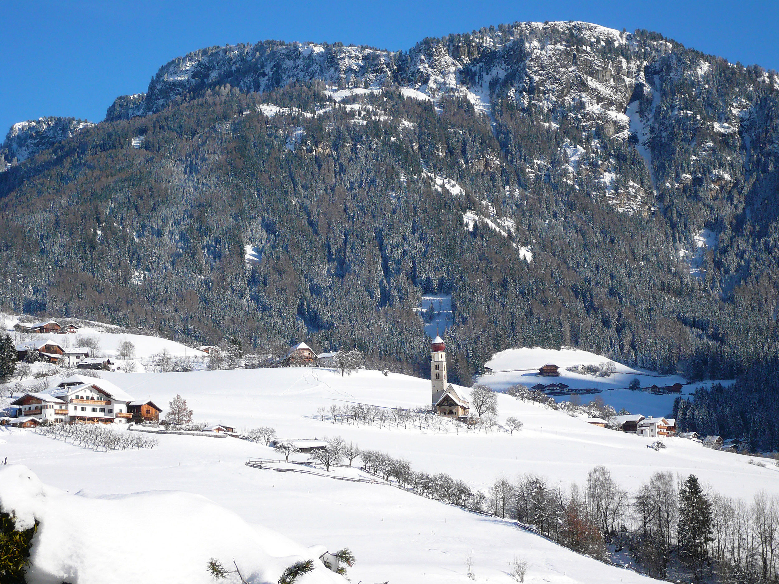 Die St. Valentin Kirche liegt einsam in der mit frischem Schnee bedeckten Landschaft.