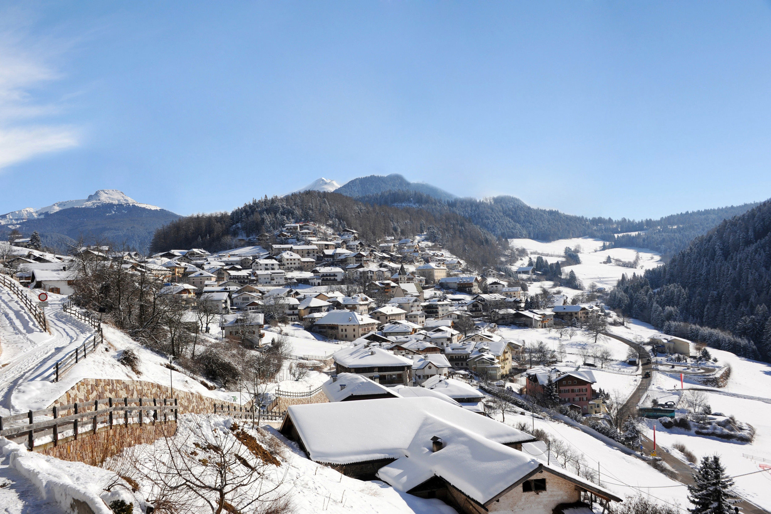 Truden eingebettet in einer weißen Winterlandschaft.