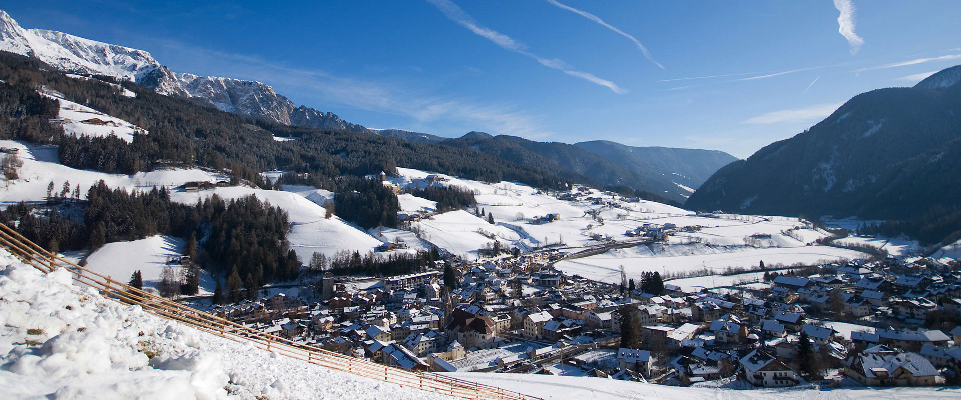Sarntal Blick auf Sarnthein im Winter bei strahlend blauem Himmel
