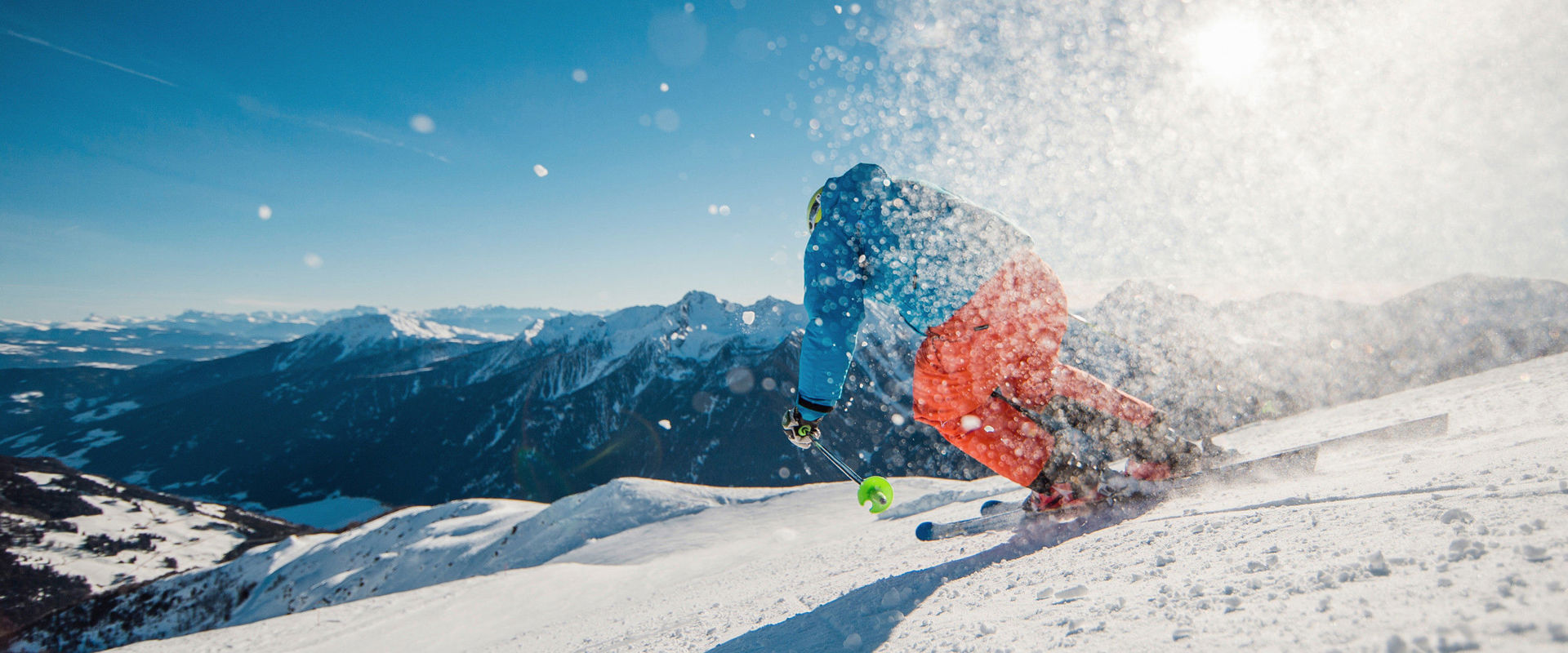 Skigebiet Schwemmalm Skifahrer fährt die Piste hinunter.