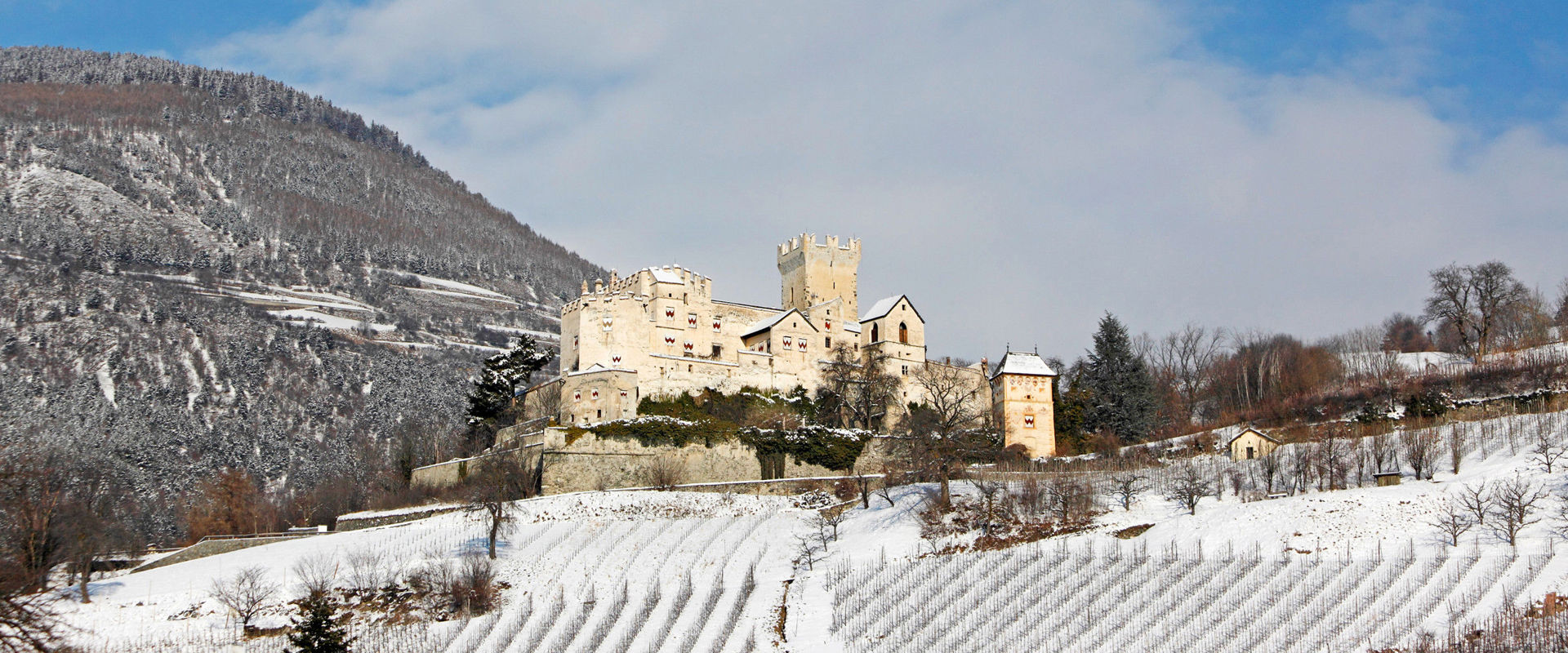 Die Churburg in den Wintermonaten. Blick auf die mit Schnee bedeckte Churburg.
