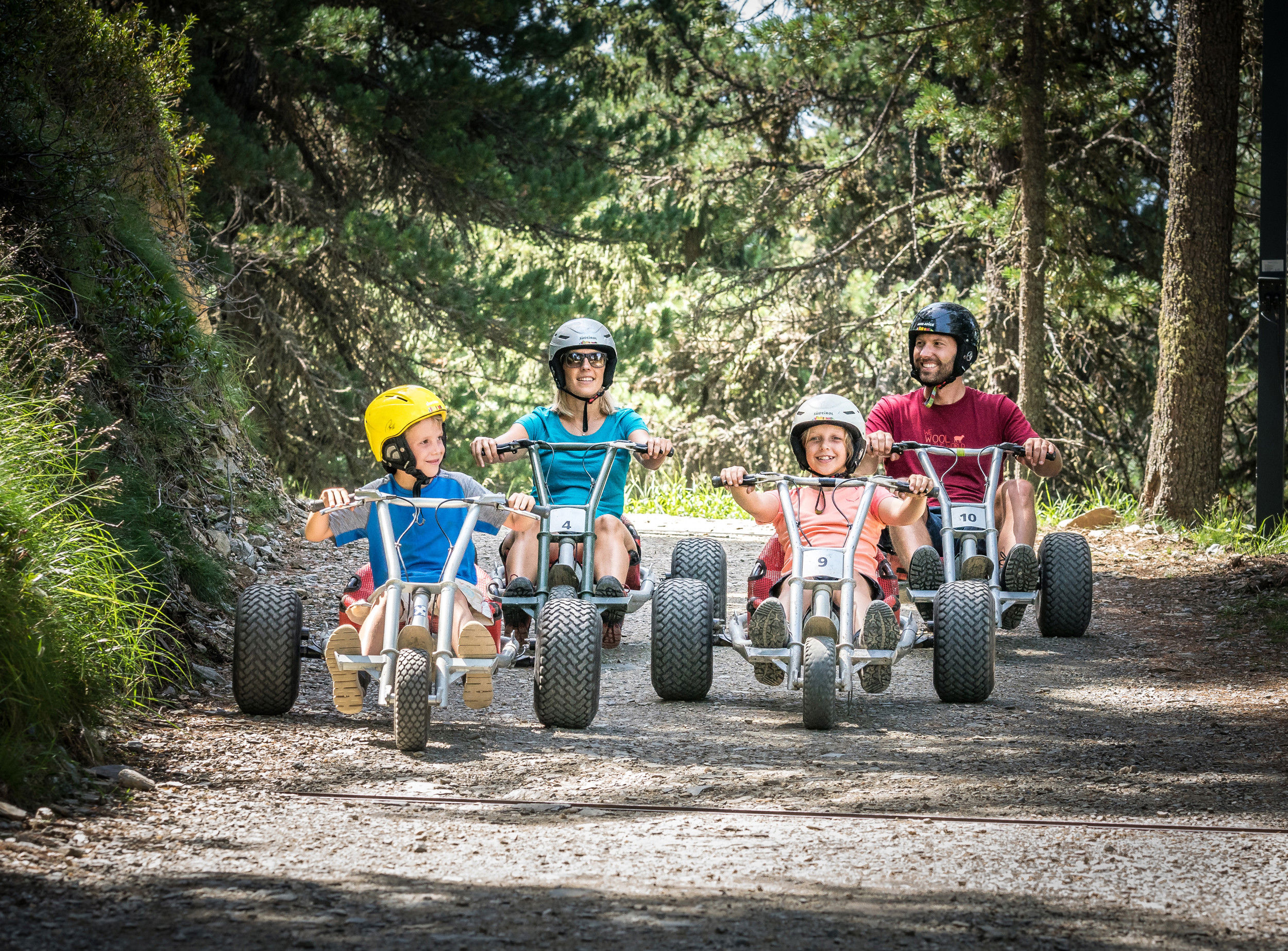 Glückliche Familie auf dem Mountaincart auf der Plose.