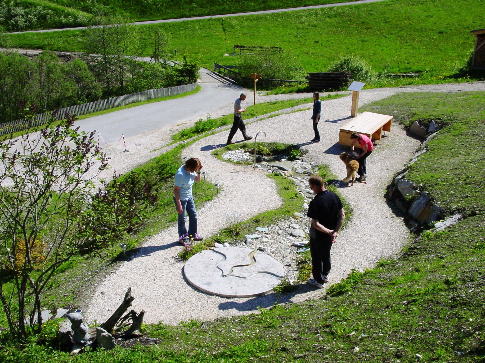 Personen bei der schwefelhaltingen Quelle von Bad Rumestluns.