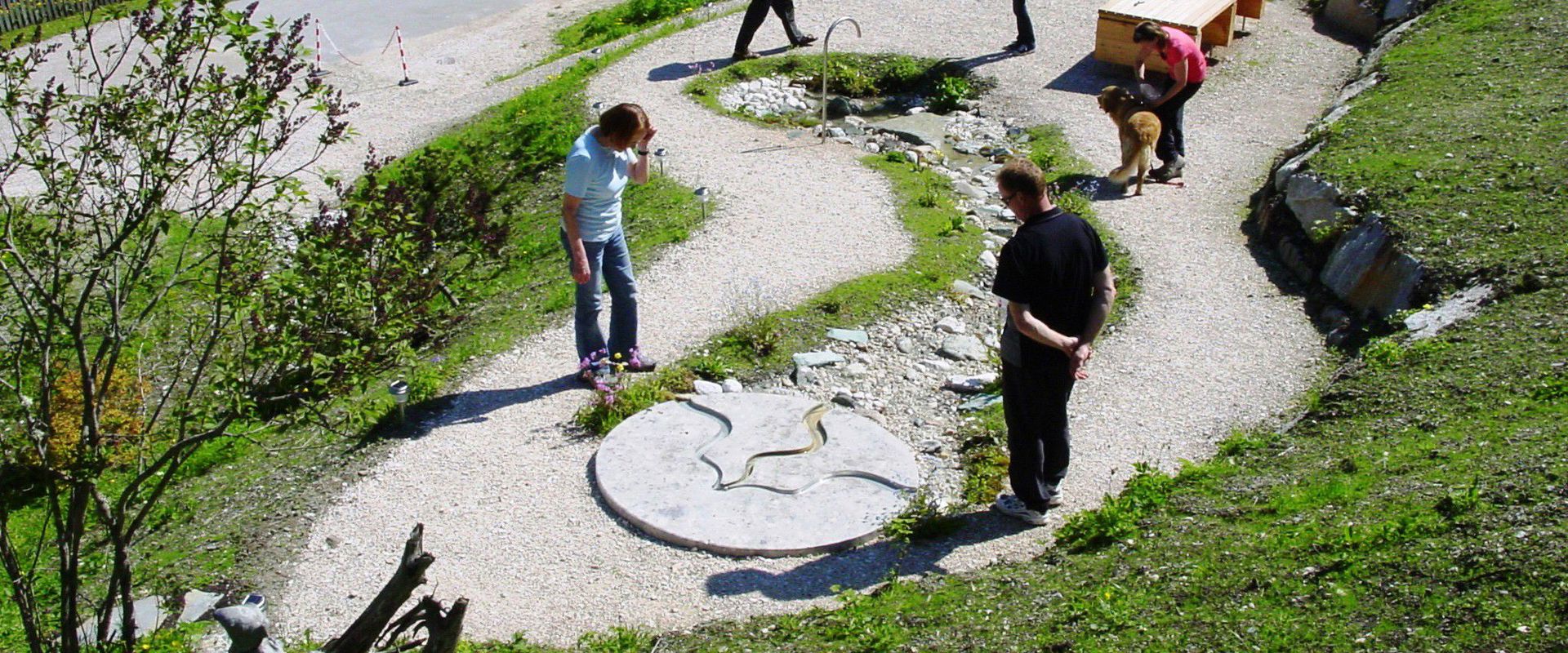 Quellbrunnen von Bad Rumestluns Personen bei der schwefelhaltingen Quelle von Bad Rumestluns.