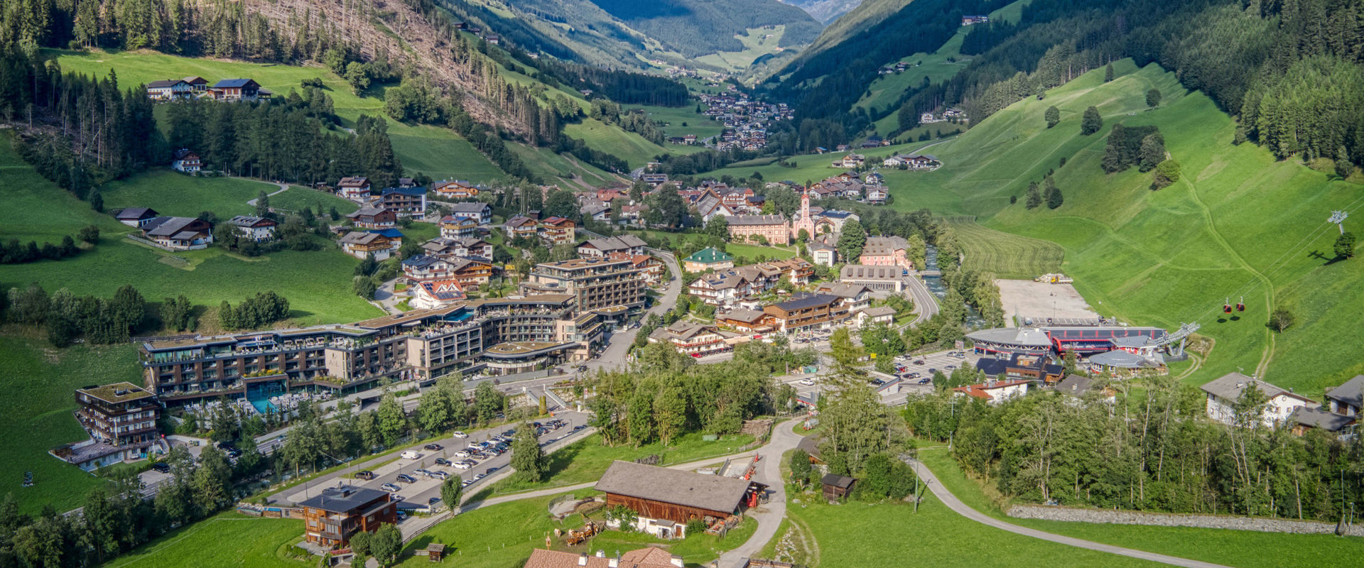 Steinhaus Das Dörfchen Steinhaus mit der Hotelanlage Amonti und Lunaris.