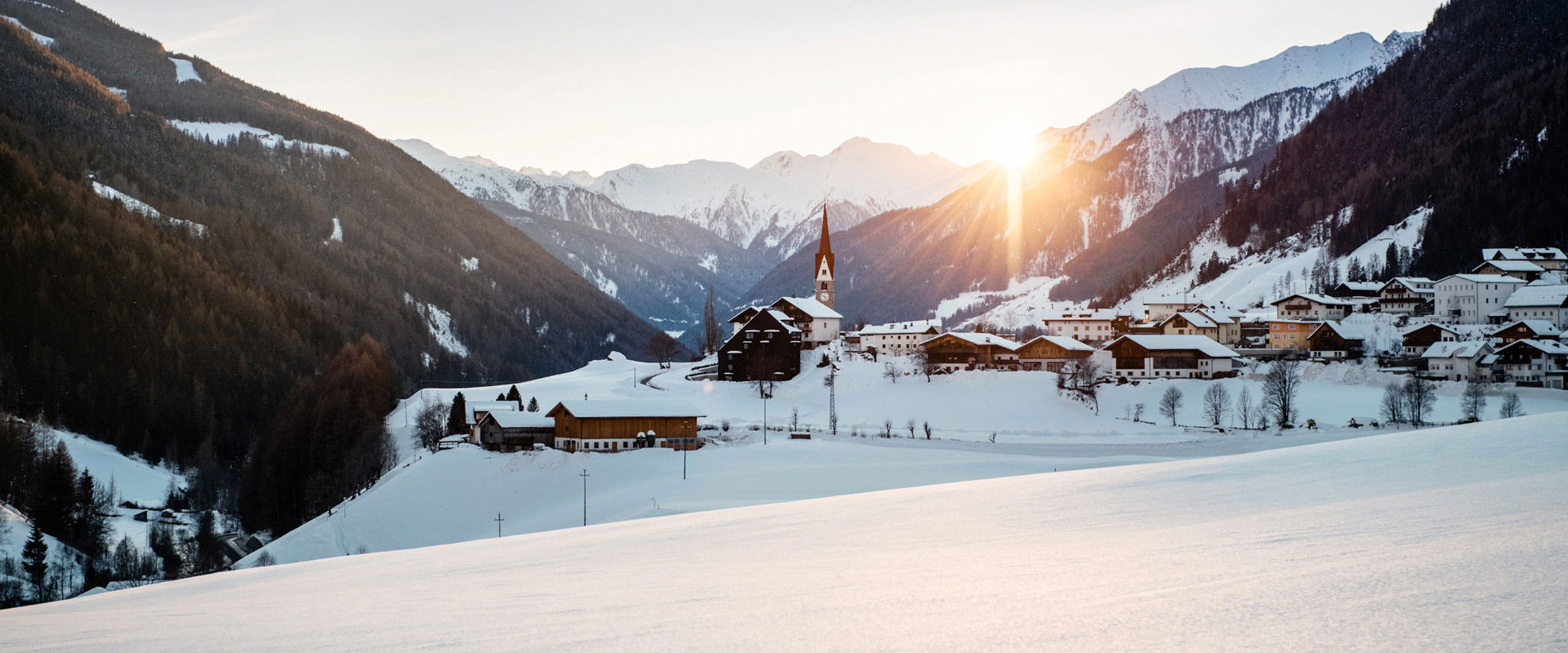 Das schneebedeckte Dorf St. Jakob im Ahrntal