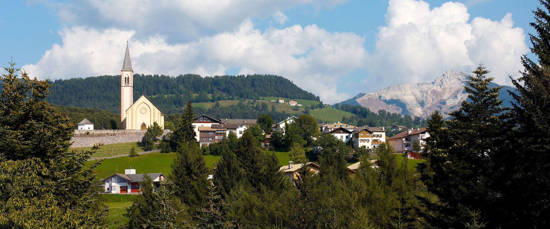 Aldein Blick auf dem Dorf Aldein auf dem Hochplateau des Regglberges