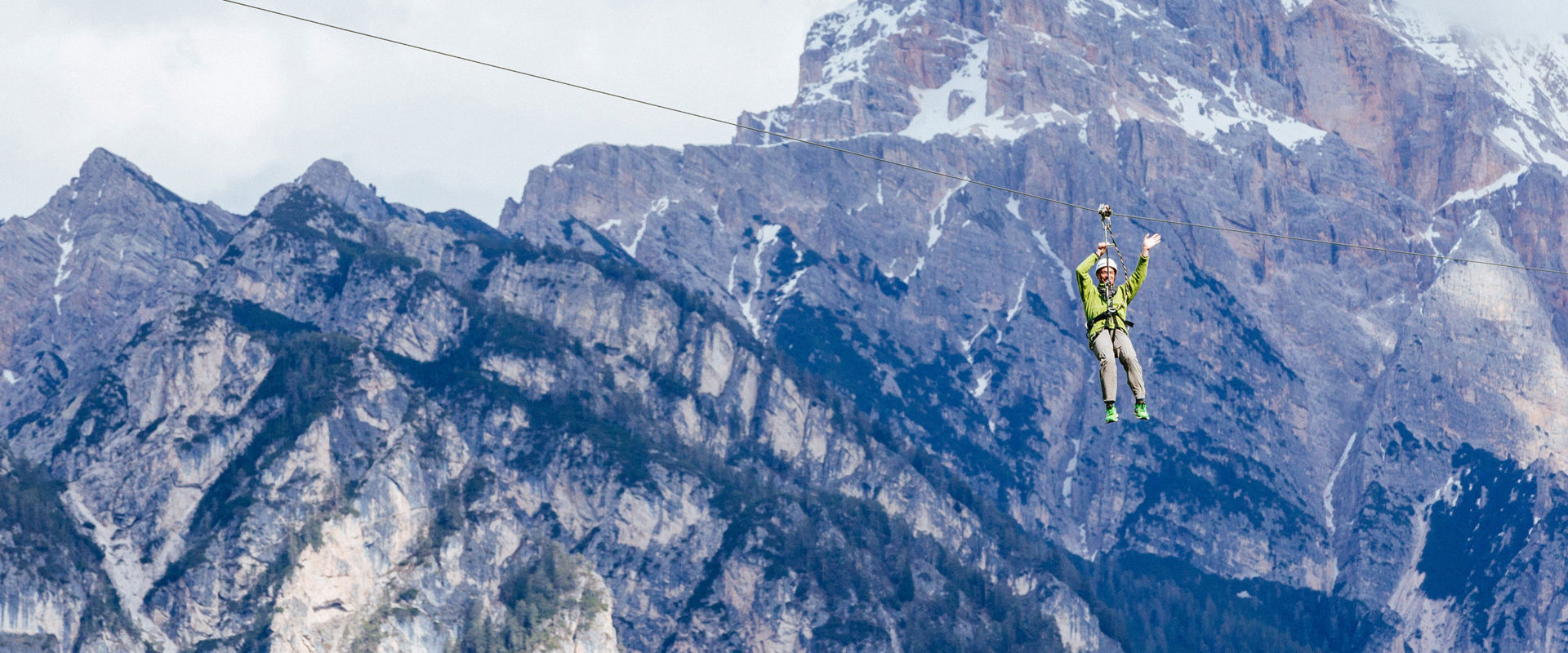 Zipline Adrenaline Xtream Adventures Park Ein Mann hängt an der Zipline des Adrenaline Xtream Adventures Park.