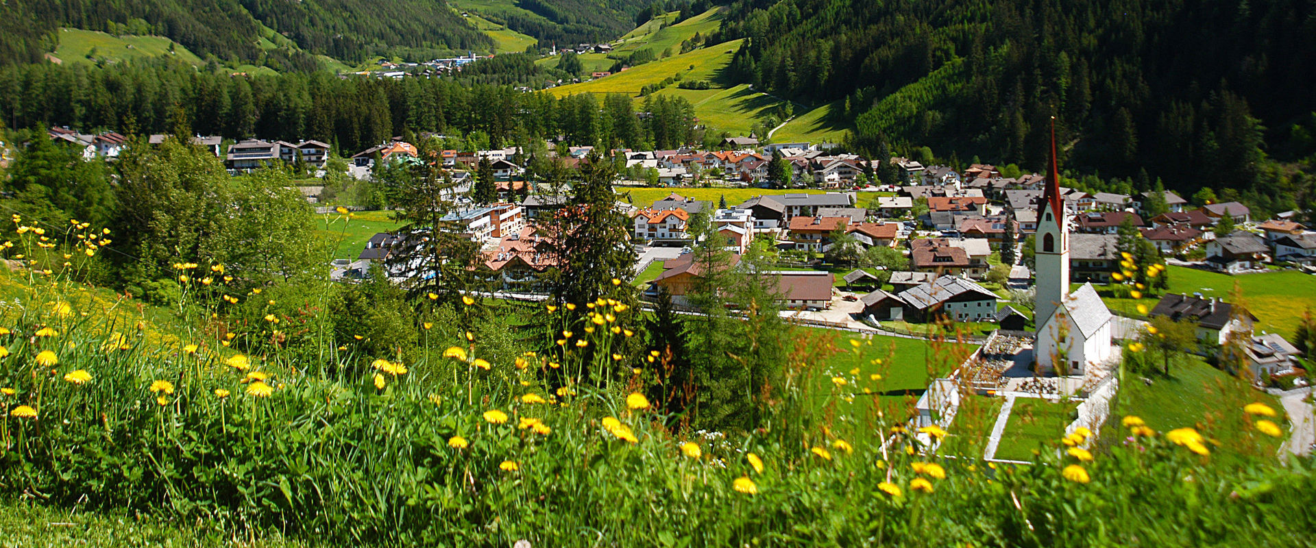 Luttach Das Dorf Luttach mit der Kirche zum Hl. Sebastian