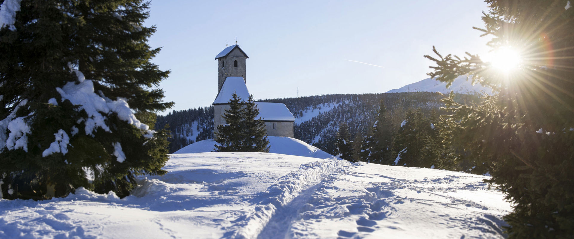 Kleine Kirche, mitten einer weißen Schneelandschaft.