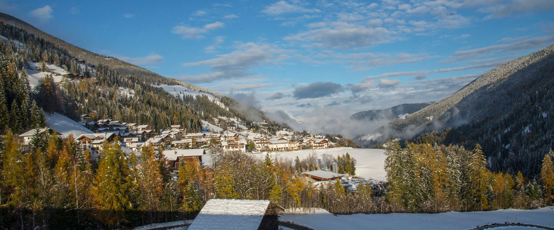 Das Dörfchen St. Walburg, mit Schnee bedeckt.
