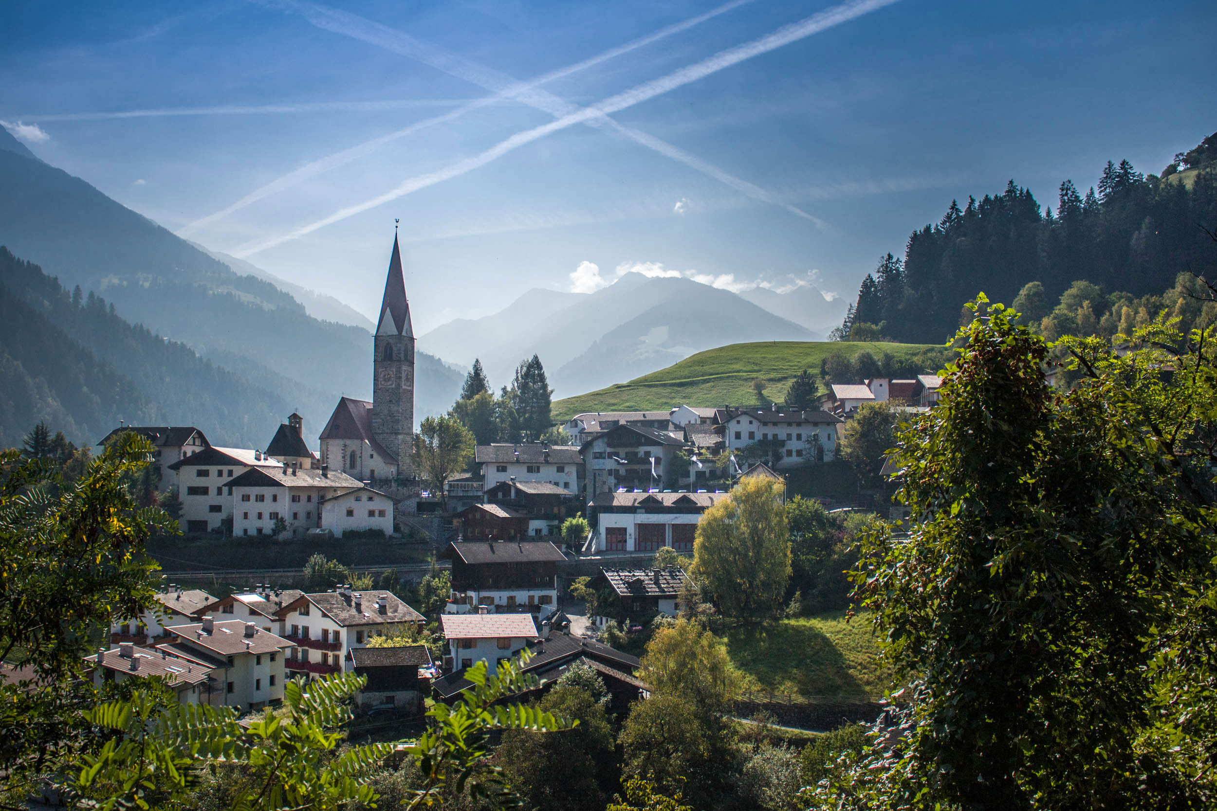 Das Dorf St. Pankraz an sonnigen Berghängen liegend 