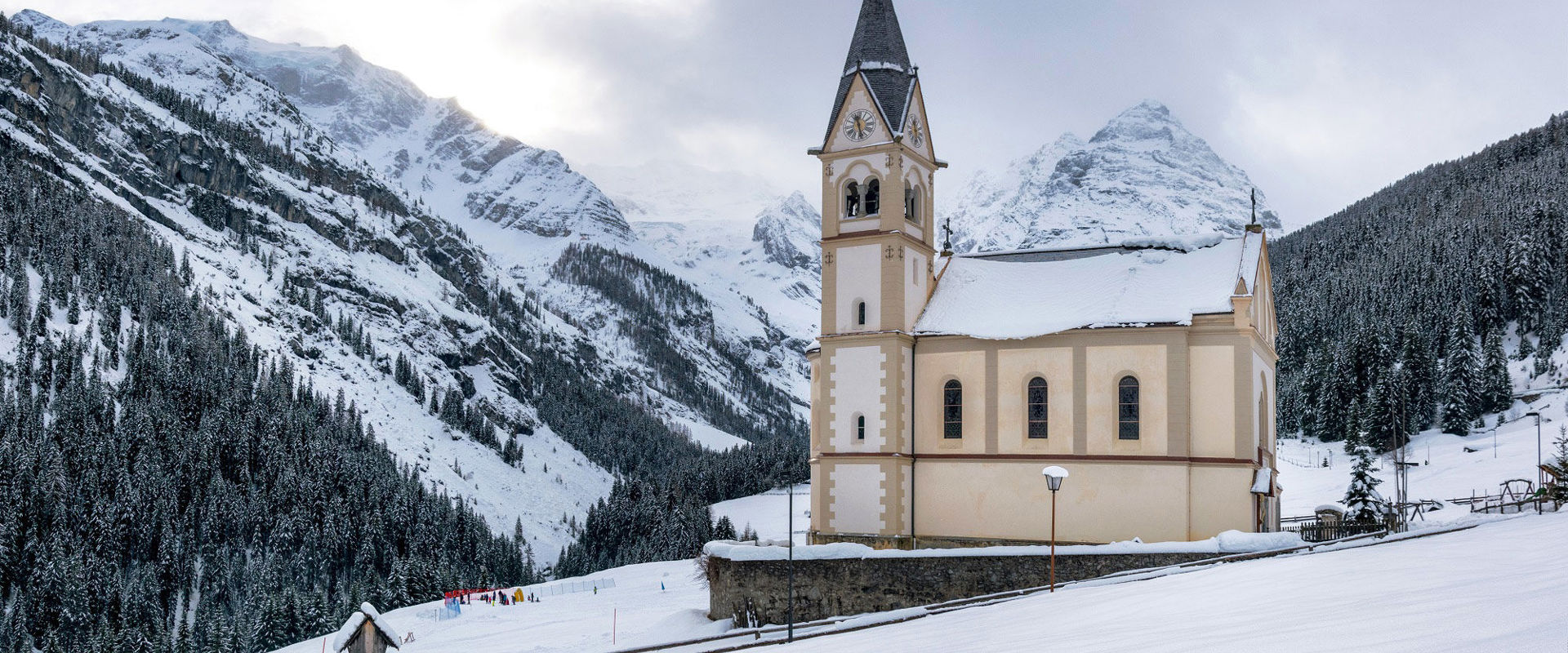 Die Pfarrkirche von Trafoi im Winter mit Schnee.