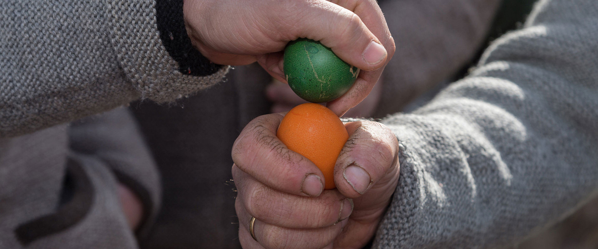 Die Tradition des Eierpeckens: Ein Ei wird auf die Spitze Seite des gegnerischen Eis geschlagen.