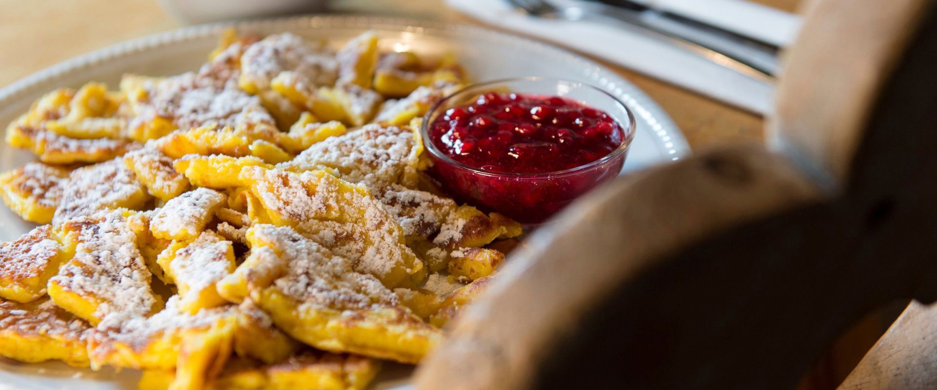 Teller mit Kaiserschmarrn und Preiselbeermarmelade.