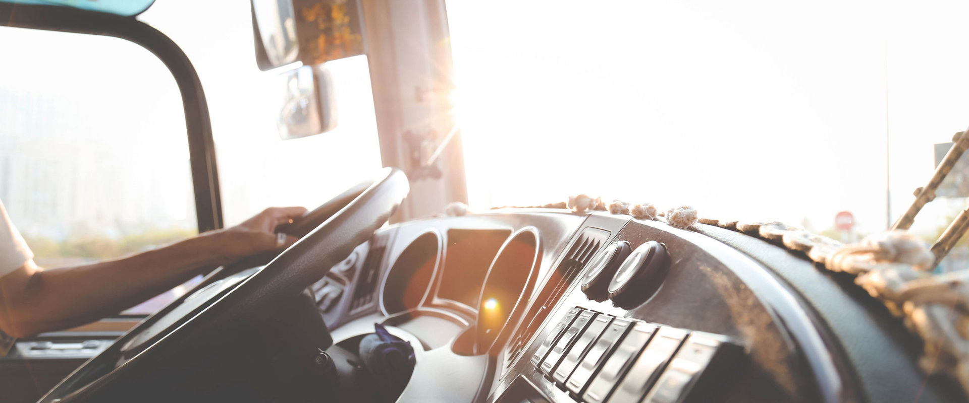 Bild vom Cockpit eines Busses.