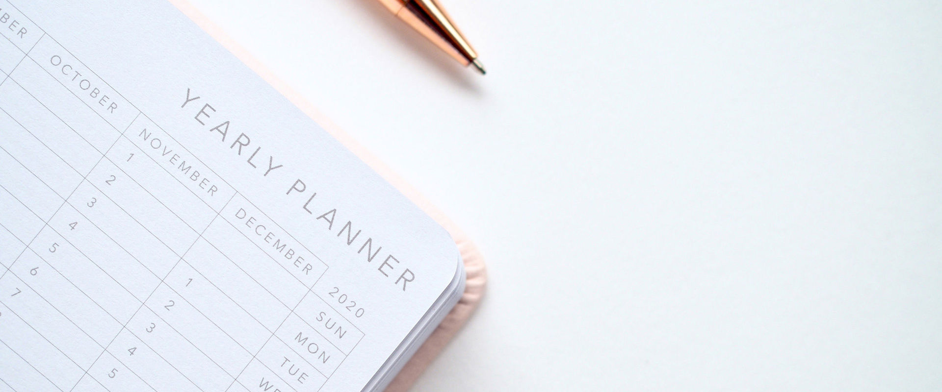 Feiertage Kalender und Kuli von oben fotografiert.